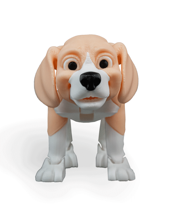 Fafik Beagle – piesek z druku 3D do zabawy przedstawiająca uroczego pieska rasy beagle z dużymi uszami, ruchomym ogonem i łapkami. Model w kolorach białym, beżowym i czarnym, stojący na czterech łapach, z dużymi oczami i realistycznymi detalami. Gotowy do zabawy, wykonany z PLA.