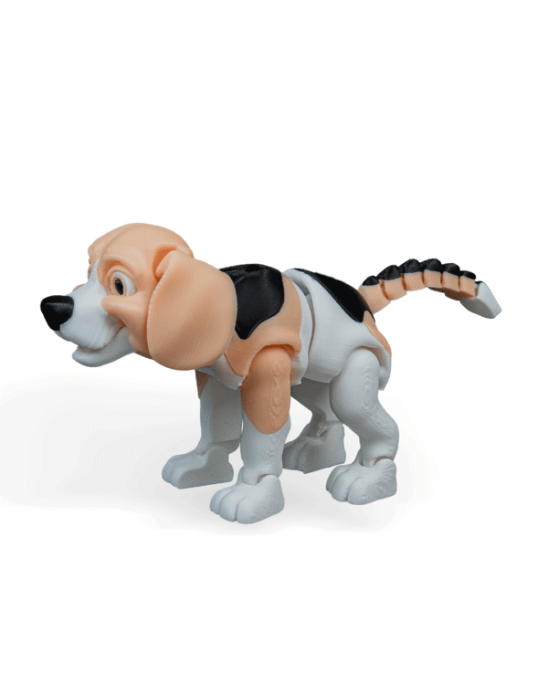 Fafik Beagle – zabawka z druku 3D w ujęciu z profilu. Piesek z beżowo-białą sierścią, czarnym nosem i uszami oraz elastycznym ogonem składającym się z segmentów.