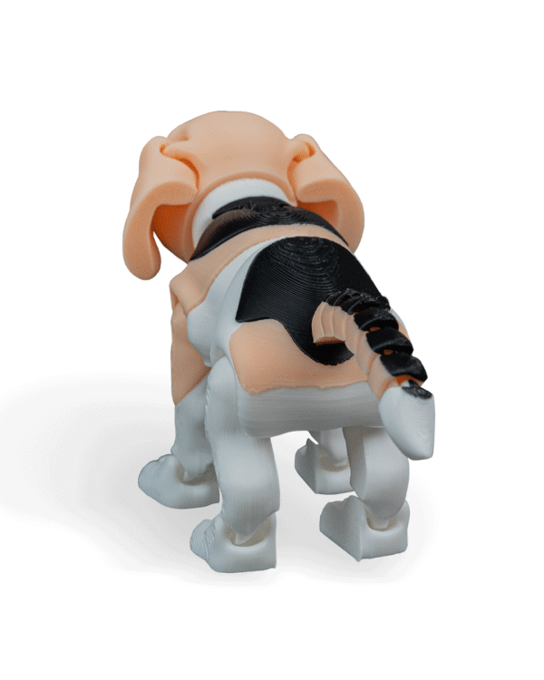 Zabawka Fafik Beagle z druku 3D widziana z tyłu. Piesek stoi na czterech łapach, ogon z segmentów unosi się lekko do góry. Widoczne charakterystyczne czarne łaty na grzbiecie i białe tylne łapy.