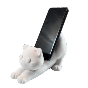 Koteł – uchwyt na telefon kot z druku 3D w białym kolorze, figurka kota trzymająca smartfon na biurku.