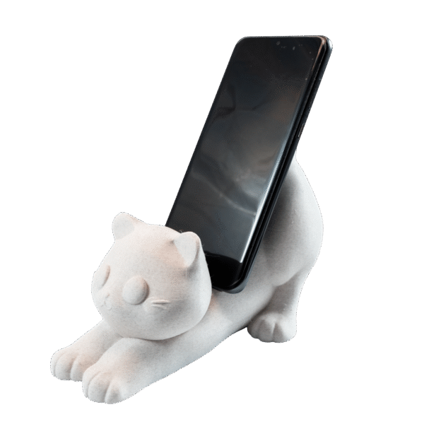 Koteł – uchwyt na telefon kot z druku 3D w białym kolorze, figurka kota trzymająca smartfon na biurku.