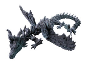 Drago – smok figurka z druku 3D w ciemnozielono-szarym kolorze z turkusowymi refleksami. Widok z góry pokazuje masywne ruchome skrzydła rozłożone szeroko, kolce wzdłuż grzbietu i ogona, detale łusek na całym ciele, muskularne łapy z pazurami. Wysokość 56 cm.