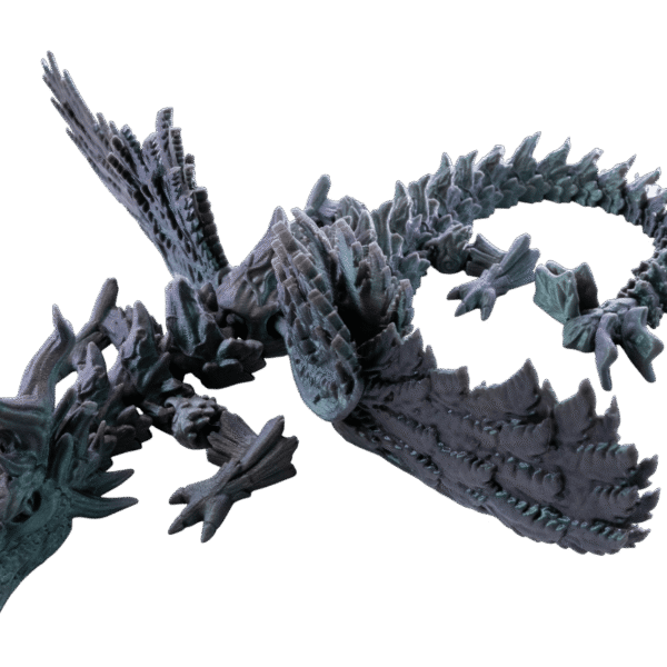 Drago – smok figurka z druku 3D w ciemnozielono-szarym kolorze z turkusowymi refleksami. Widok z góry pokazuje masywne ruchome skrzydła rozłożone szeroko, kolce wzdłuż grzbietu i ogona, detale łusek na całym ciele, muskularne łapy z pazurami. Wysokość 56 cm.