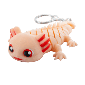 Saly – brelok aksolotl z druku 3D leżący na boku. Beżowo-pomarańczowa salamandra z wielkimi okrągłymi oczami, czerwonymi skrzelami na główce i czerwonymi paskami po bokach. Widoczne cztery małe łapki i metalowe kółko do zawieszenia. Delikatny uśmiech na pyszczku.