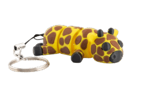 Gigi – miniz brelok żyrafa z druku 3D w kolorze żółtym z brązowymi plamkami, przedstawiający leżącą żyrafkę z czarnym pyskiem i brelokiem.