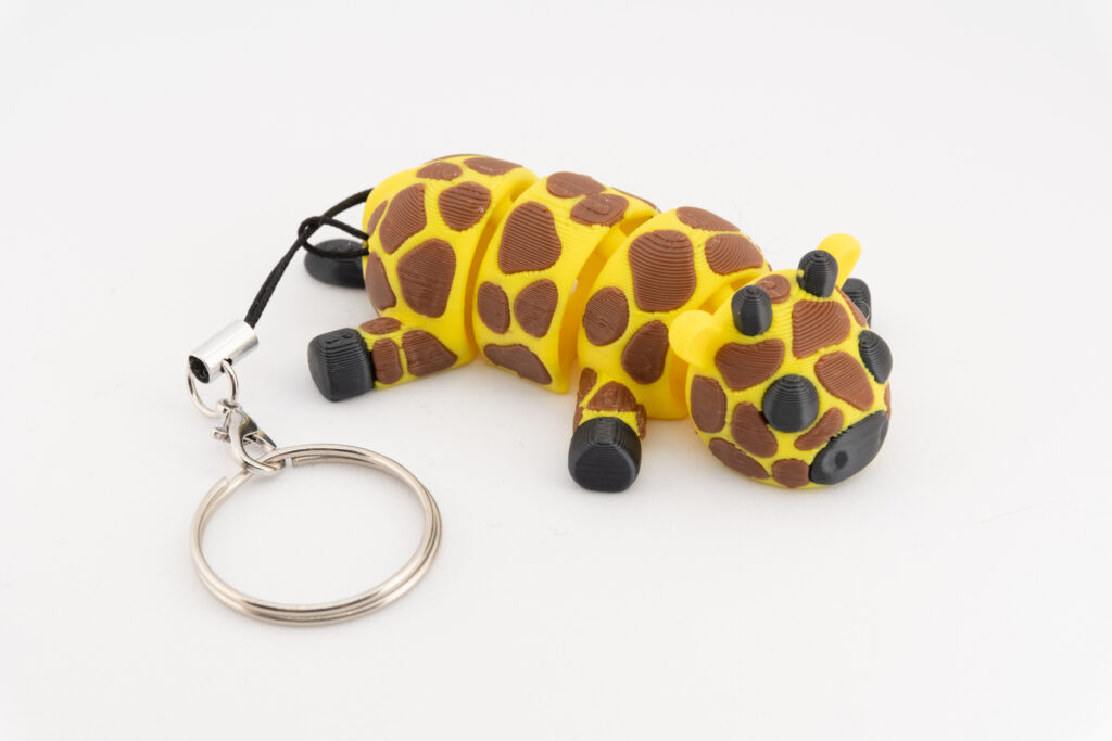 Gigi – miniz brelok żyrafa z druku 3D – zdjęcie produktu w użyciu