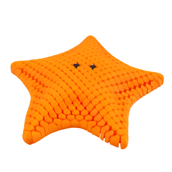 Gwiazdora – figurka rozgwiazda z druku 3D w kolorze pomarańczowym, o chropowatej fakturze i uśmiechniętym wyrazie.