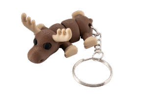 Brelok łoś z druku 3D w stylu miniz, w ciepłym brązowym kolorze, z dużymi kremowymi porożami i czarnymi oczami. Łoś leży w pozycji poziomej, z segmentowanym ciałem pozwalającym na ruch elementów. Do jego grzbietu przymocowany jest metalowy łańcuszek zakończony okrągłym, srebrnym kółkiem na klucze. Model ma gładką, warstwową fakturę charakterystyczną dla druku 3D.