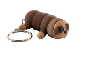 brelok leniwiec z druku 3D w wersji miniz — urocza figurka w odcieniach brązu, z dużą, jasnobeżową głową i czarnymi oczami, leżąca na brzuchu; korpus składa się z kilku segmentów, łapki są krótkie i okrągłe, a do tylnego segmentu przymocowany jest metalowy łańcuszek z kółkiem do kluczy