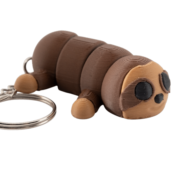 brelok leniwiec z druku 3D w wersji miniz — urocza figurka w odcieniach brązu, z dużą, jasnobeżową głową i czarnymi oczami, leżąca na brzuchu; korpus składa się z kilku segmentów, łapki są krótkie i okrągłe, a do tylnego segmentu przymocowany jest metalowy łańcuszek z kółkiem do kluczy