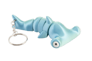 brelok rekin młot z druku 3d w kolorze jasnego turkusu, pokazany z boku w pozycji leżącej; ma segmentowane ciało z ruchomymi częściami, charakterystyczną szeroką głową młota, duże białe oczy z czarnymi źrenicami oraz metalowy łańcuszek i kółko do kluczy po lewej stronie