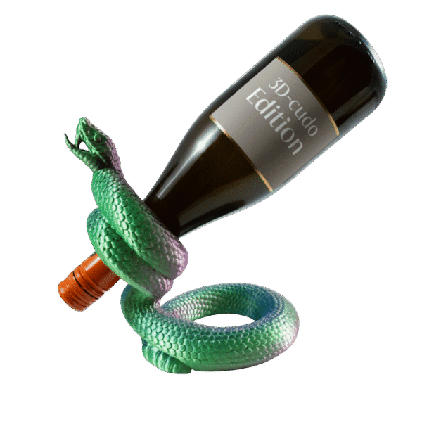 Viper – wąż stojak na butelki z druku 3D w zielono-fioletowych kolorach trzymający butelkę prosecco. Spiralna forma z otwartą paszczą u góry i szczegółowymi łuskami. Gradient kolorów zmieniający się od zielonego przez fiolet do różowego.