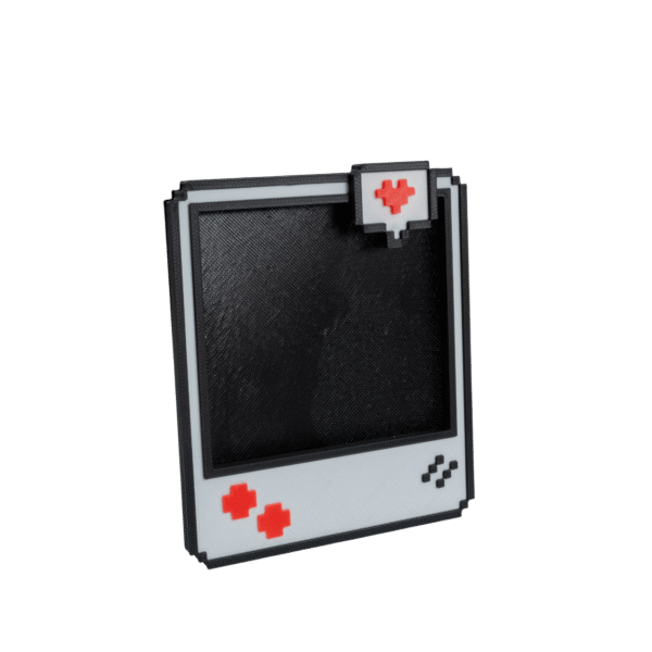 Pixel ramka na zdjęcia Polaroid z druku 3D, biała z czarnym obrysem i czerwonym sercem, styl 8-bit