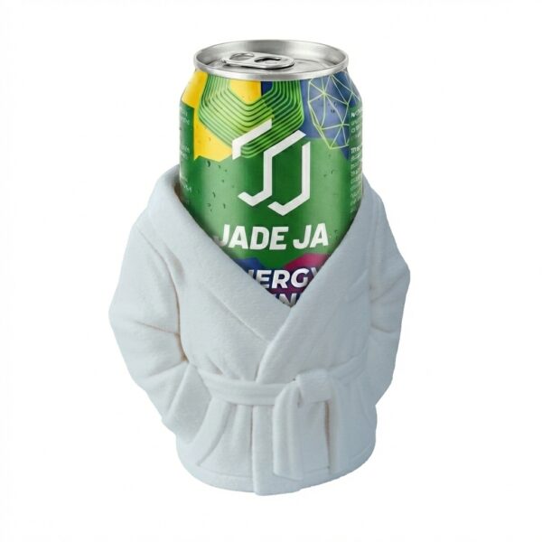 Szlafrok – ubranko na puszkę z druku 3D w formie białego płaszcza z paskiem, otulające zieloną puszkę napoju.