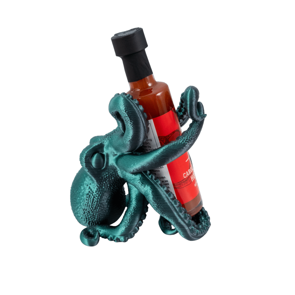 Mackor - stojak na butelkę ośmiornica z druku 3D, metaliczna morska zieleń, macki obejmują butelkę