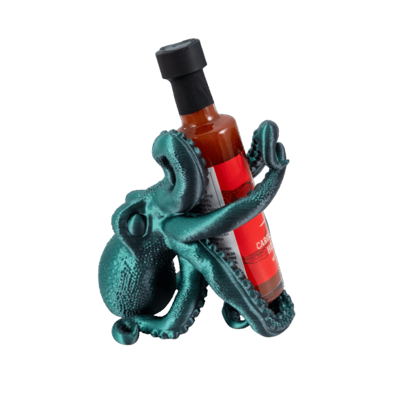 Mackor - stojak na butelkę ośmiornica z druku 3D, metaliczna morska zieleń, macki obejmują butelkę