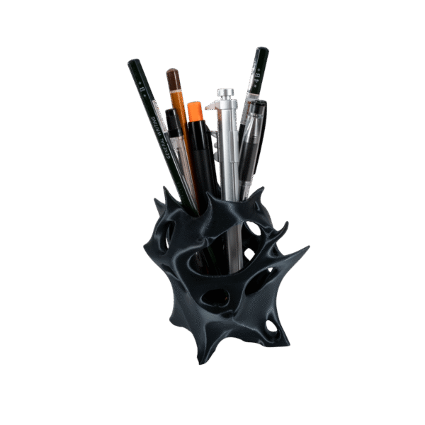 Wełnom stojak na długopisy z druku 3D czarny o organicznym kształcie z otworami wypełniony przyborami biurowymi