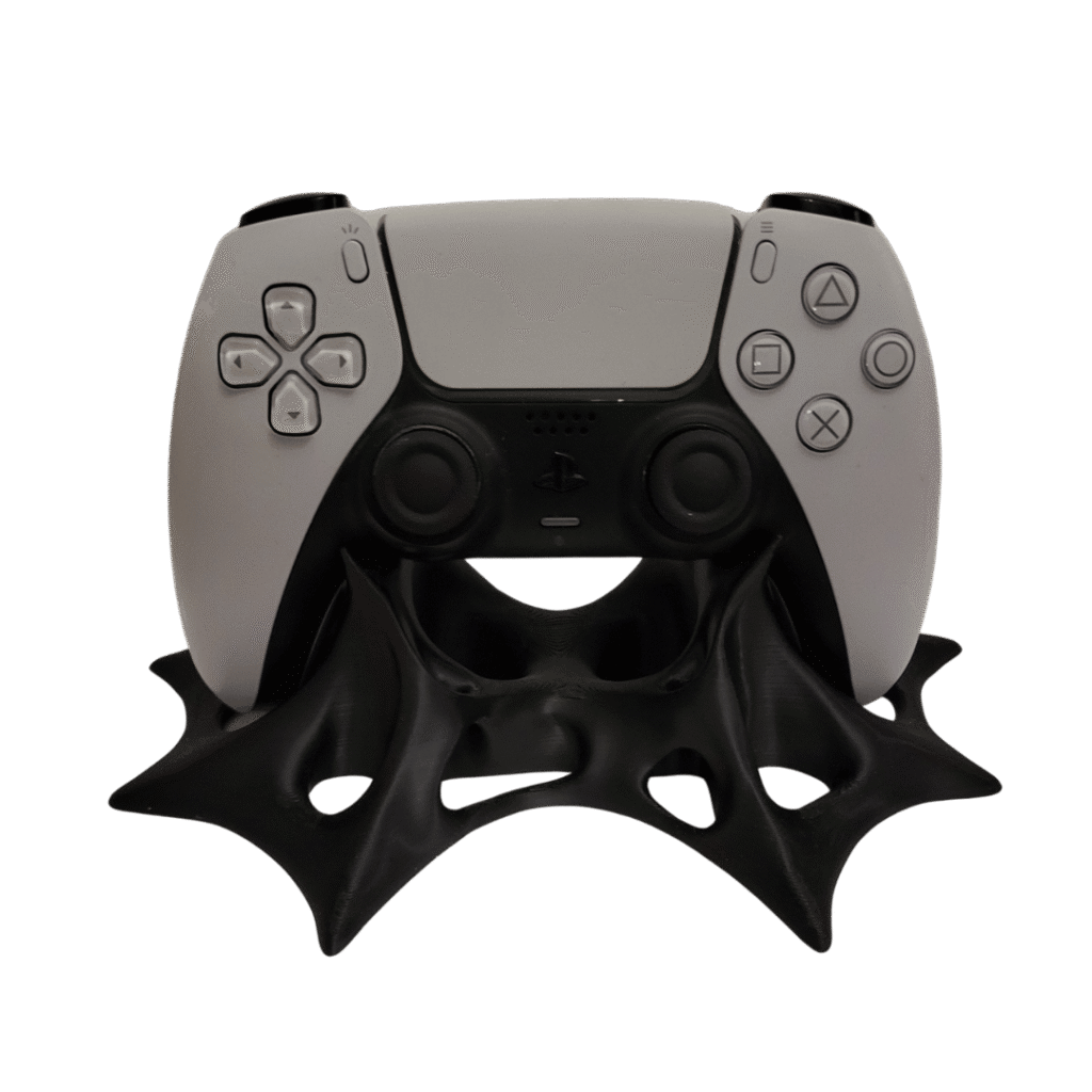 Wełnom - czarny stojak na pada z druku 3D o organicznym kształcie pajęczyny, trzymający biały kontroler PS5