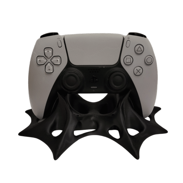 Wełnom - czarny stojak na pada z druku 3D o organicznym kształcie pajęczyny, trzymający biały kontroler PS5