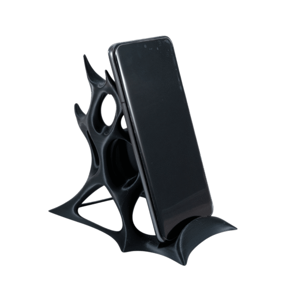 Wełnom czarny stojak na telefon z druku 3D o organicznym kształcie przypominającym symbionta, trzymający smartfon