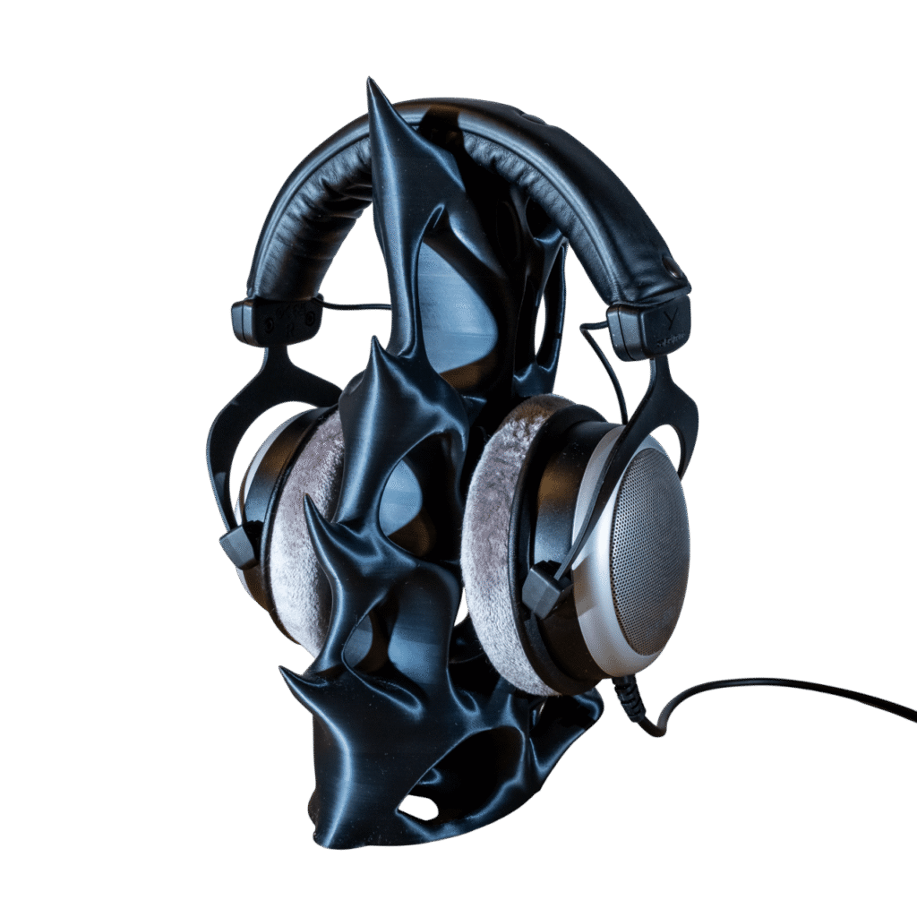 Wełnom stojak na słuchawki z druku 3D w kolorze czarnym, organiczna forma z ostrymi kolcami, trzymający duże słuchawki