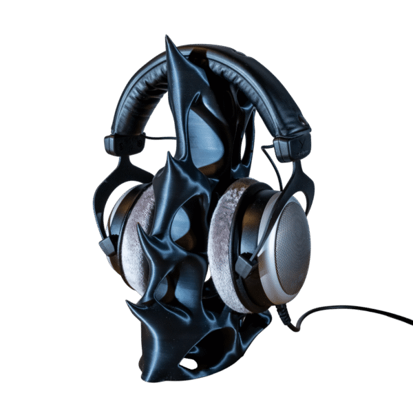 Wełnom stojak na słuchawki z druku 3D w kolorze czarnym, organiczna forma z ostrymi kolcami, trzymający duże słuchawki