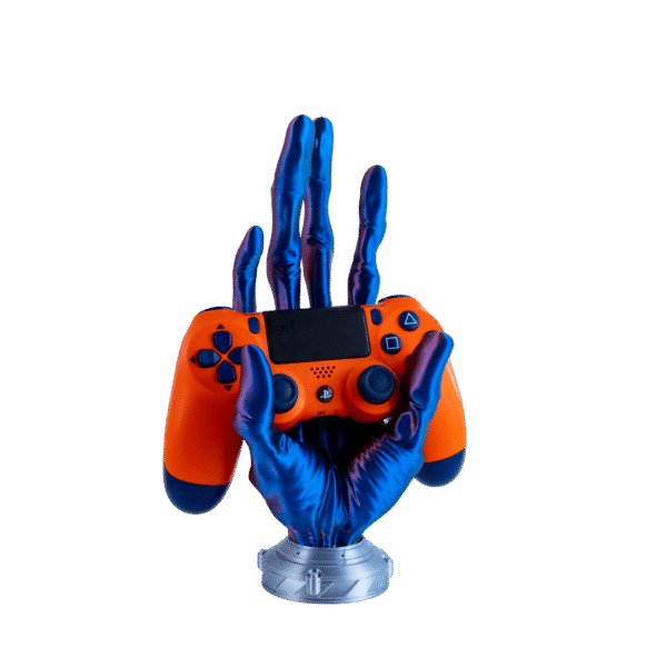 Łapufor stojak na pad obca ręka z druku 3D – sześć palców trzyma pomarańczowy pad PS4, ujęcie front